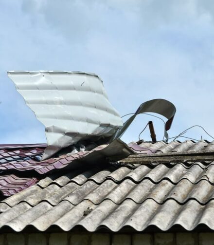 Под крышу задувает ветер. Что делать?