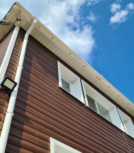 Какой сайдинг лучше: виниловый или акриловый?