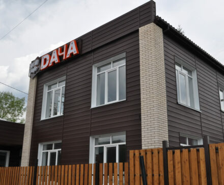 Сайдинг «Natural-брус» GRAND LINE на фасаде гриль-бара