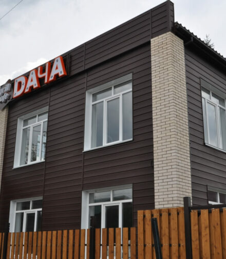 Сайдинг «Natural-брус» GRAND LINE на фасаде гриль-бара