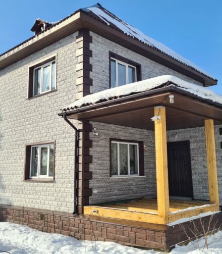 Изысканный фасад из светло-серых панелей «Доломит» от FINEBER