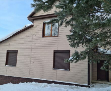 Красивый загородный дом с отделкой сайдингом GRAND LINE