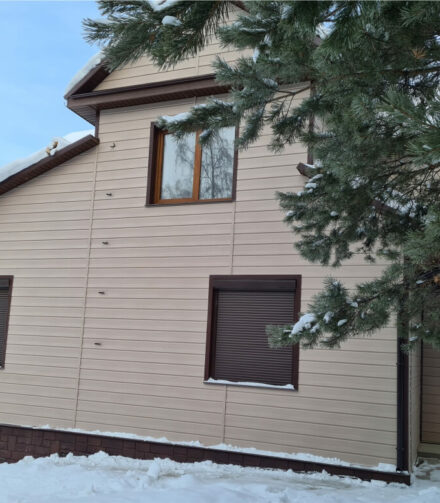 Красивый загородный дом с отделкой сайдингом GRAND LINE