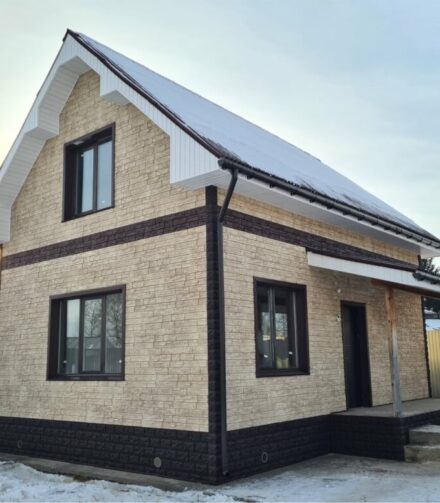 Красивый фасад из панелей GRAND LINE «Крымский сланец» Жемчуг