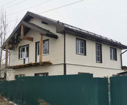 Необычное сочетание материалов на фасаде двухэтажного дома