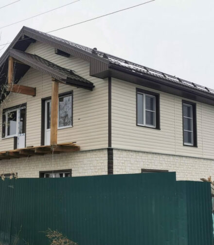 Необычное сочетание материалов на фасаде двухэтажного дома