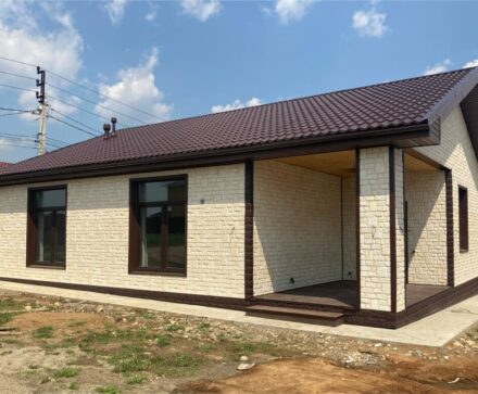 Формованный сайдинг «Екатерининский камень» на фасаде одноэтажного дома