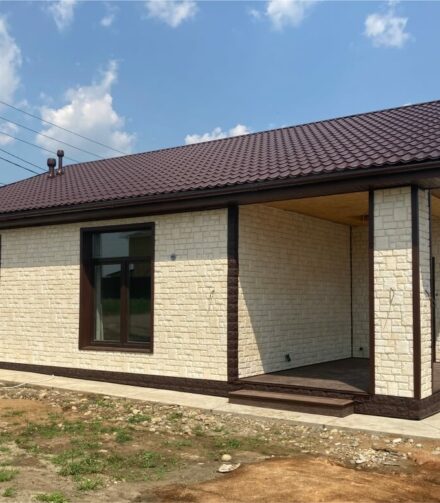 Формованный сайдинг «Екатерининский камень» на фасаде одноэтажного дома