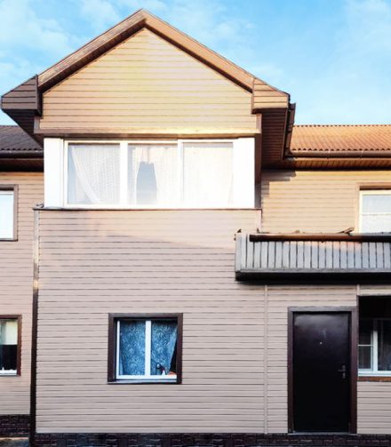 Сайдинг «Сандал» FINEBER на загородном доме