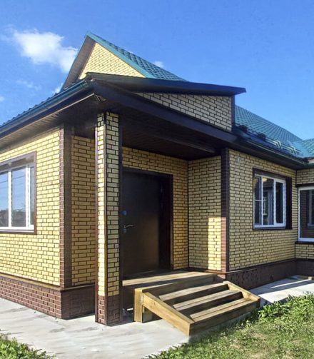 Клинкерный кирпич FINEBER на доме с зелёной крышей