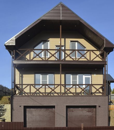 Добротный трёхэтажный дом из «Сандала» от FINEBER