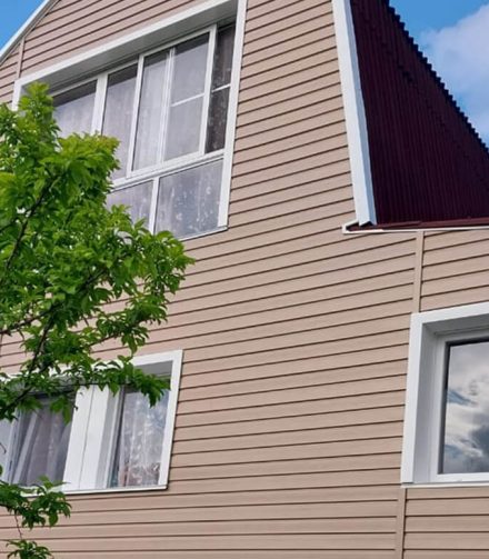 «Сандаловая» корабельная доска от FINEBER на доме